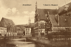 12650 Gezicht op de Westsingel te Amersfoort uit het zuidwesten; met rechts de voorgevel van het Museum Flehite ...
